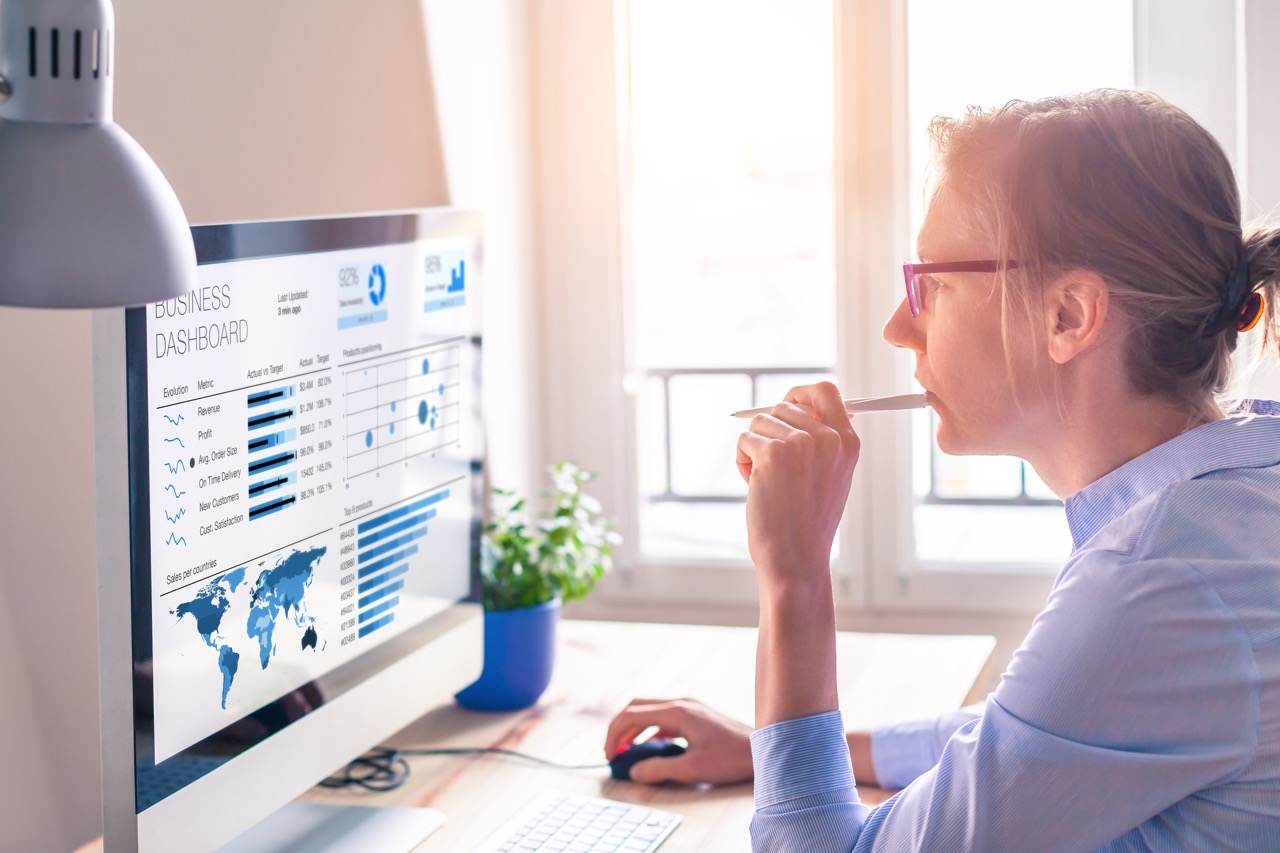Businesswoman,Looking,At,Business,Analytics,(ba),Or,Intelligence,(bi),Dashboard
